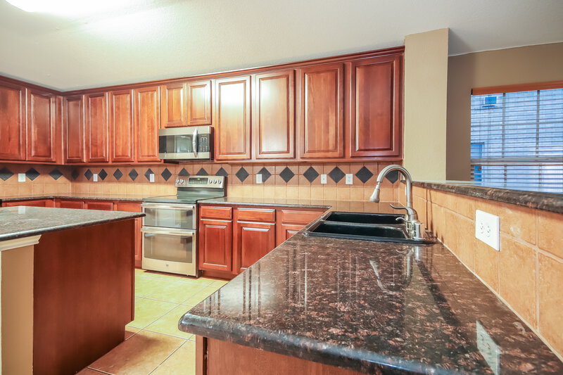 2,000/Mo, 2412 Castle Pines Dr Burleson, TX 76028 Kitchen View