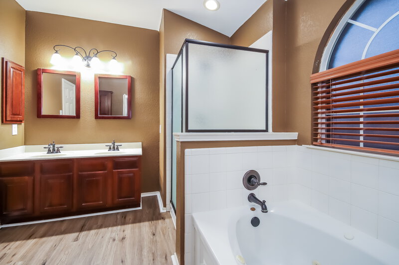 2,000/Mo, 2412 Castle Pines Dr Burleson, TX 76028 Main Bathroom View