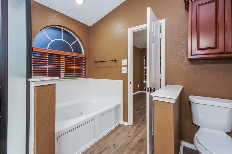 2,000/Mo, 2412 Castle Pines Dr Burleson, TX 76028 Main Bathroom View 2