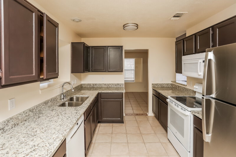 2,255/Mo, 916 Richards Dr Cedar Hill, TX 75104 Kitchen View 2