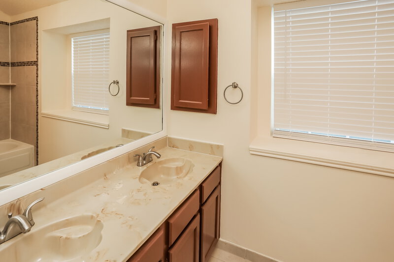 2,255/Mo, 916 Richards Dr Cedar Hill, TX 75104 Main Bathroom View