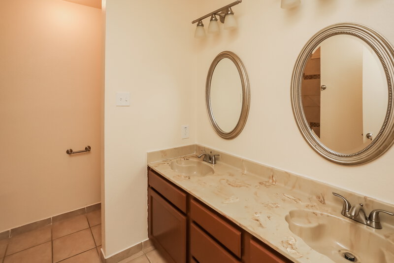 2,255/Mo, 916 Richards Dr Cedar Hill, TX 75104 Bathroom View