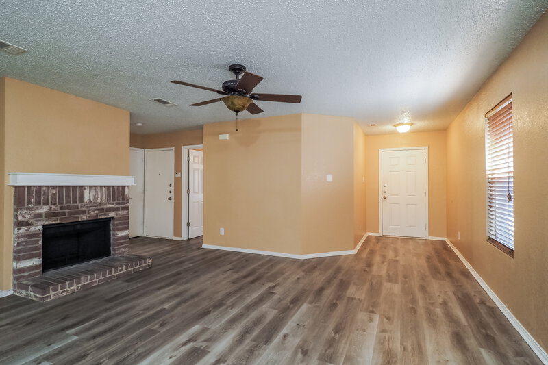 1,885/Mo, 5213 Bedfordshire Dr Fort Worth, TX 76135 Living Room View 2