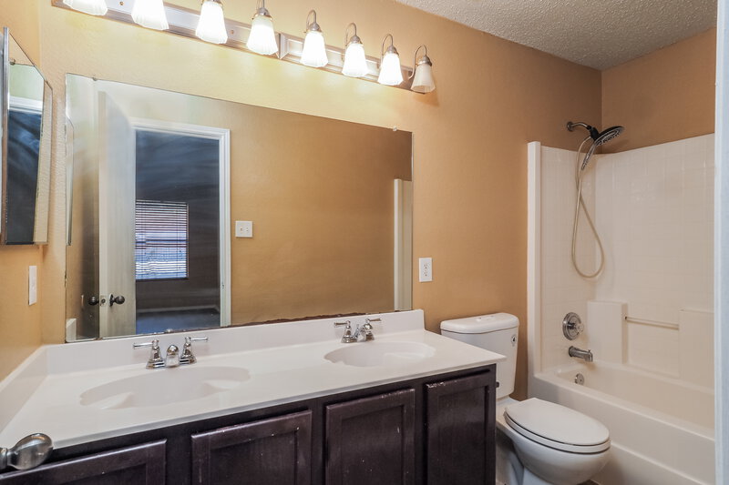 1,885/Mo, 5213 Bedfordshire Dr Fort Worth, TX 76135 Main Bathroom View