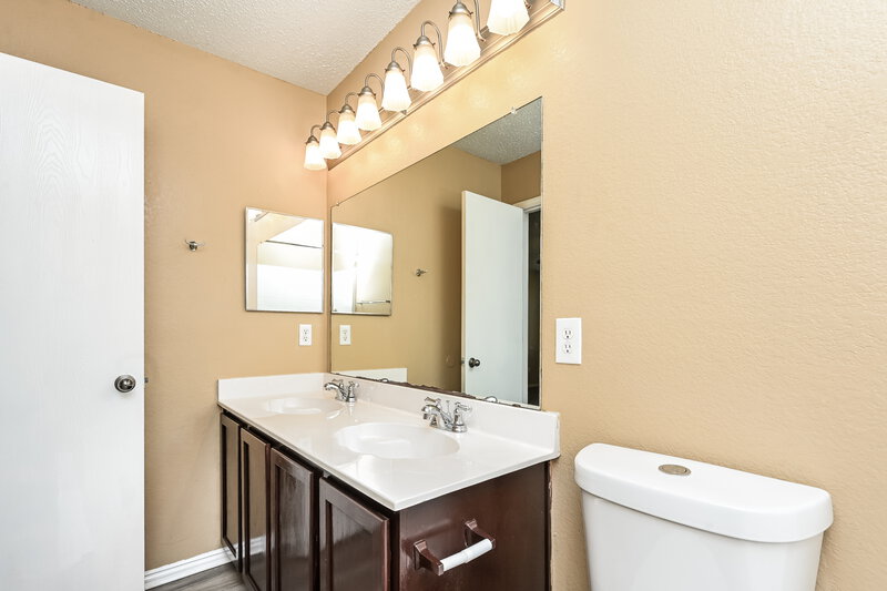 1,845/Mo, 5213 Bedfordshire Dr Fort Worth, TX 76135 Main Bathroom View