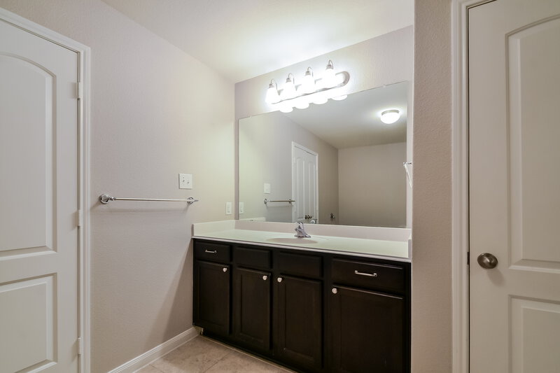 1,975/Mo, 4716 Merchant Trl Denton, TX 76207 Main Bathroom View