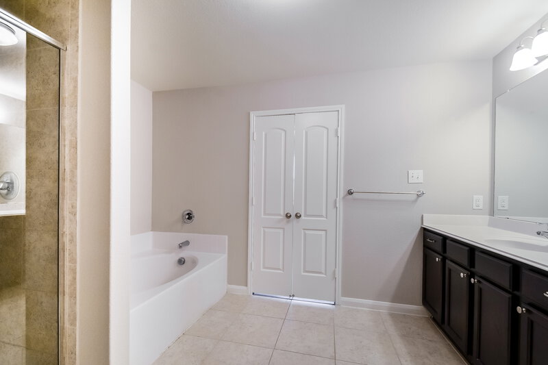 1,975/Mo, 4716 Merchant Trl Denton, TX 76207 Main Bathroom View 2
