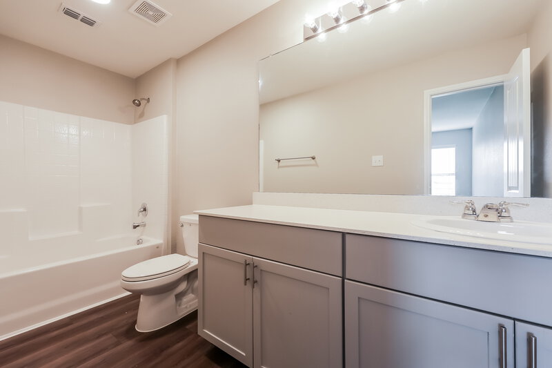 2,260/Mo, 1124 Skyline Dr Hutchins, TX 75141 Main Bathroom View