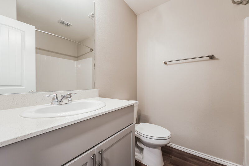 2,260/Mo, 1124 Skyline Dr Hutchins, TX 75141 Bathroom View