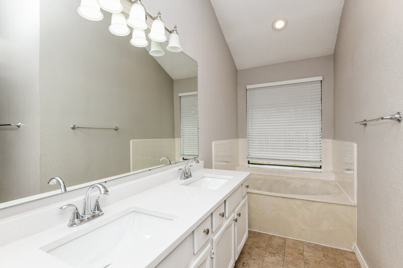 2,410/Mo, 2119 Belmont Park Dr Arlington, TX 76017 Main Bathroom View