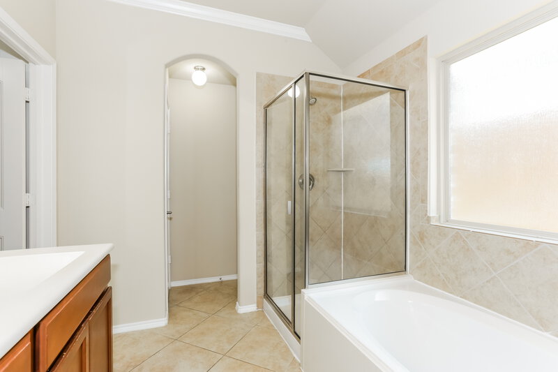 1,965/Mo, 517 Wounded Knee Dr Aubrey, TX 76227 Main Bathroom View