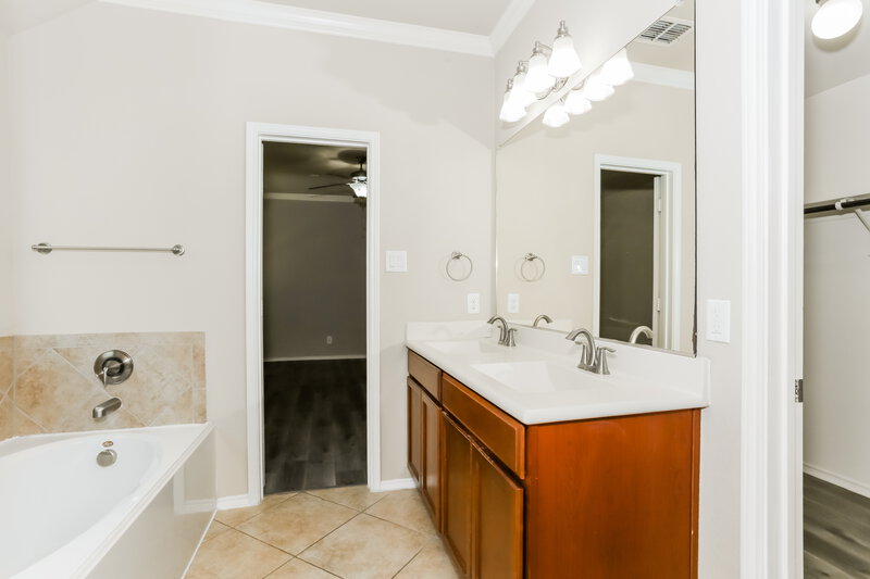 1,965/Mo, 517 Wounded Knee Dr Aubrey, TX 76227 Main Bathroom View 2