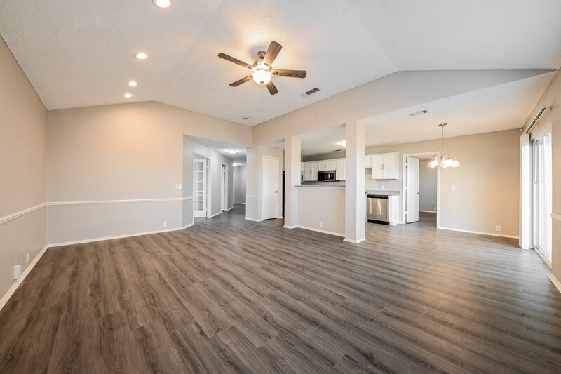 2,200/Mo, 1617 Columbia Dr Glenn Heights, TX 75154 Living Room View 2