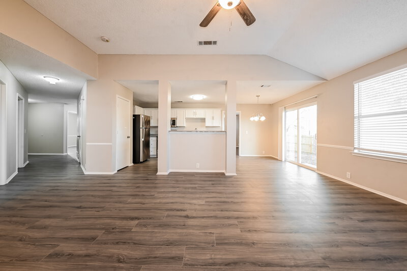 2,200/Mo, 1617 Columbia Dr Glenn Heights, TX 75154 Living Room View 3