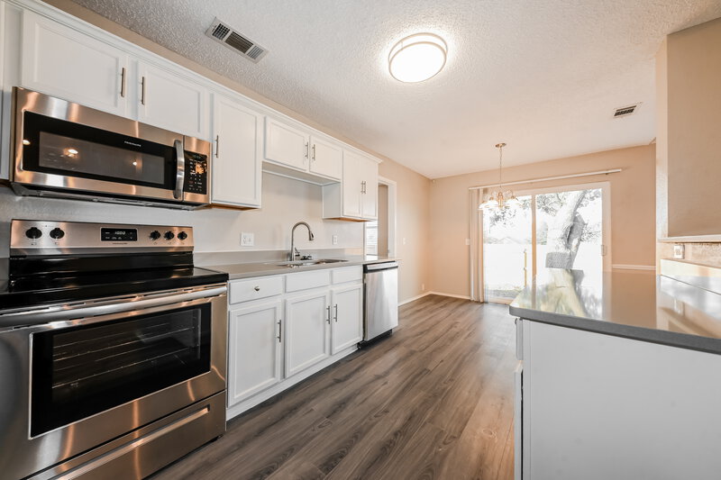 2,200/Mo, 1617 Columbia Dr Glenn Heights, TX 75154 Kitchen View