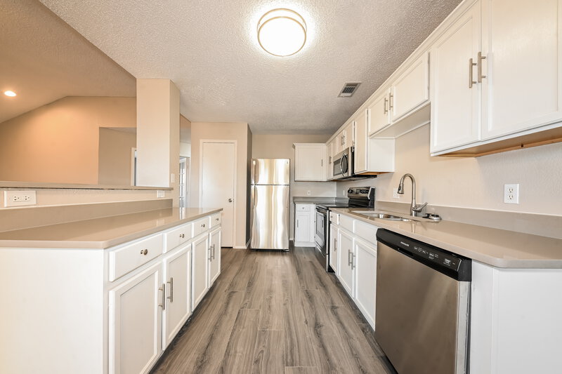 2,200/Mo, 1617 Columbia Dr Glenn Heights, TX 75154 Kitchen View 2