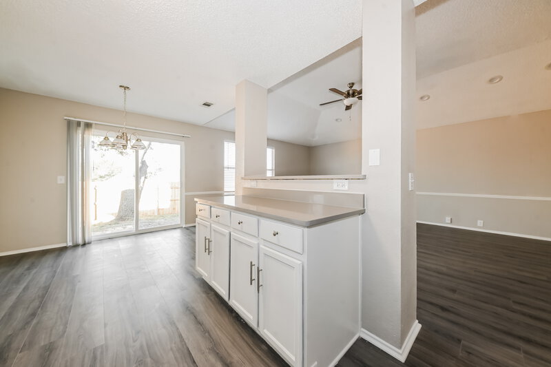 2,200/Mo, 1617 Columbia Dr Glenn Heights, TX 75154 Kitchen View 3