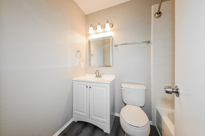 2,200/Mo, 1617 Columbia Dr Glenn Heights, TX 75154 Main Bathroom View