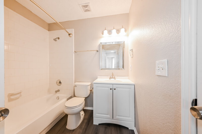 2,200/Mo, 1617 Columbia Dr Glenn Heights, TX 75154 Bathroom View