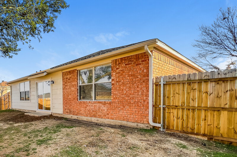 2,200/Mo, 1617 Columbia Dr Glenn Heights, TX 75154 Rear View