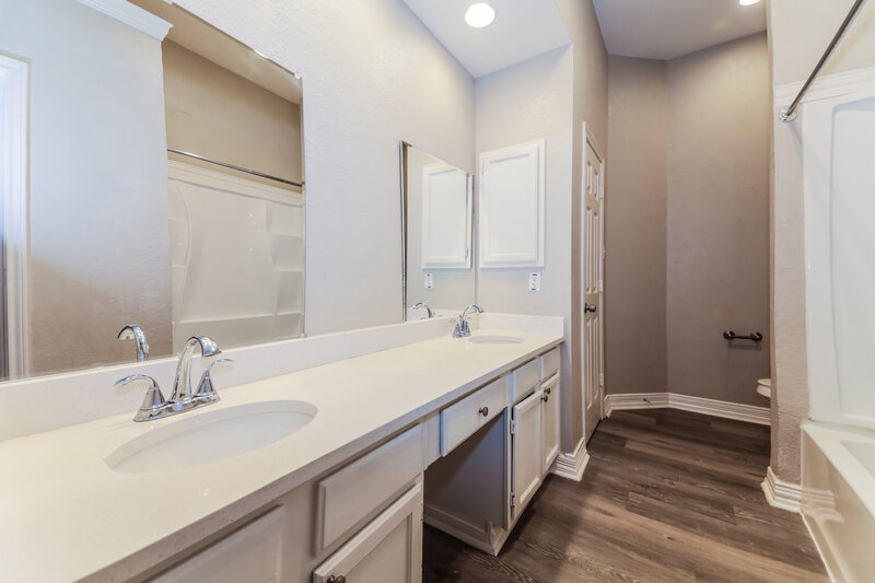 1,955/Mo, 703 Deep Well Dr Allen, TX 75002 Main Bathroom View