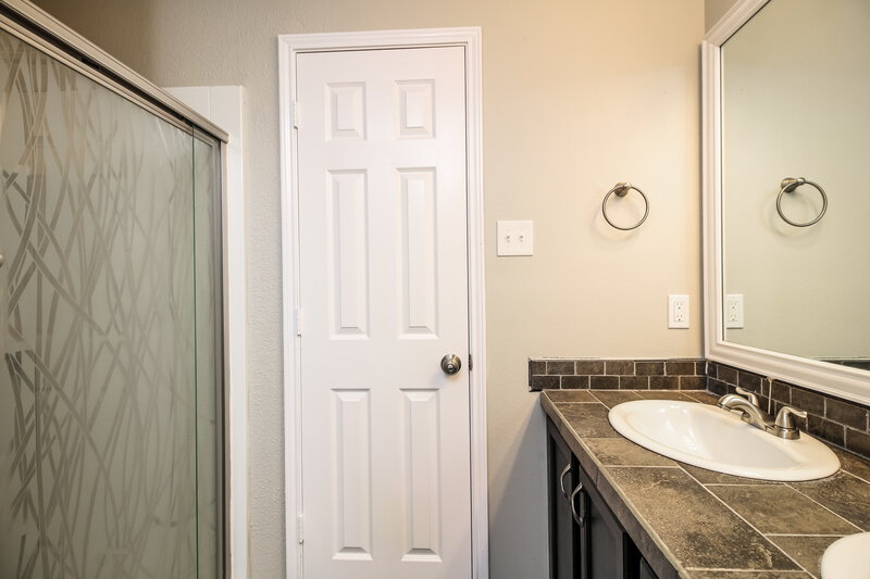2,405/Mo, 920 Cruise St Denton, TX 76207 Main Bathroom View