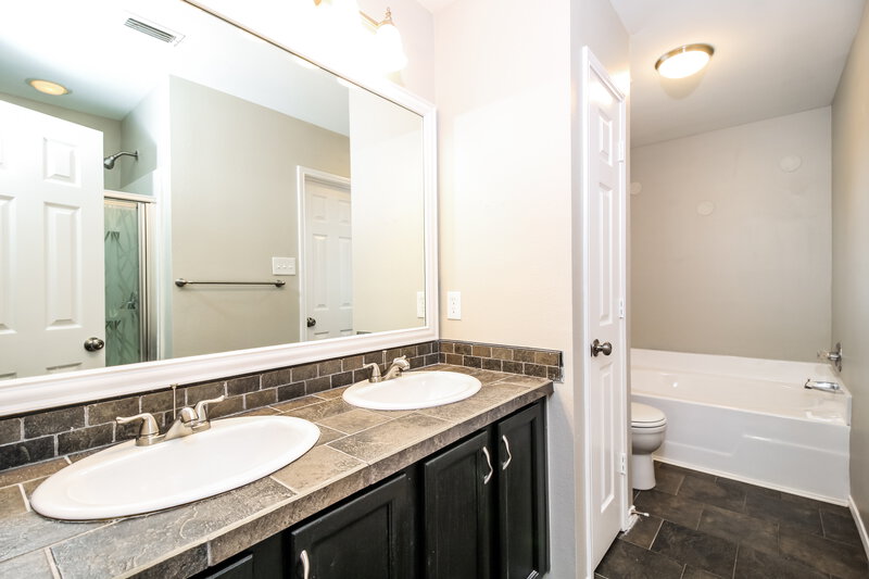 2,405/Mo, 920 Cruise St Denton, TX 76207 Main Bathroom View 2