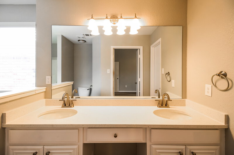 3,050/Mo, 1113 Dixon Ln Denton, TX 76207 Main Bathroom View