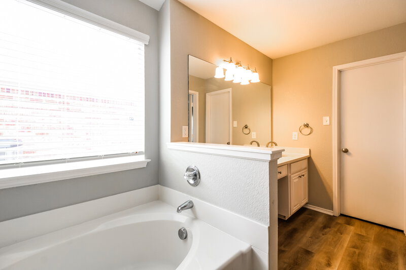 3,050/Mo, 1113 Dixon Ln Denton, TX 76207 Main Bathroom View 2