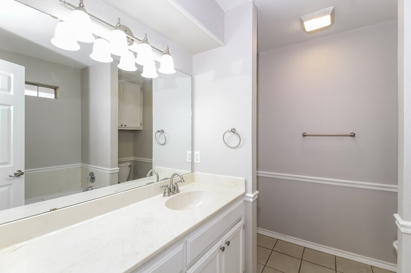2,165/Mo, 2110 Oak Tree Dr Denton, TX 76209 Main Bathroom View