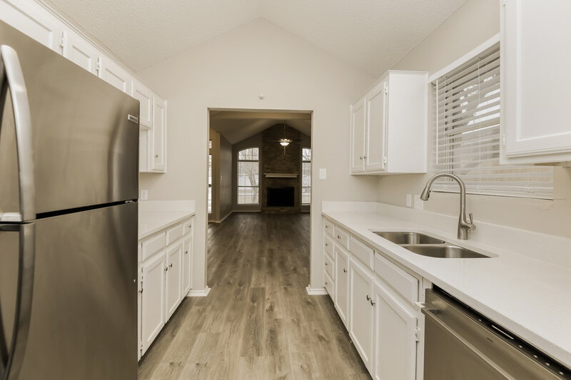 1,695/Mo, 5708 Shady Springs Trl Fort Worth, TX 76179 Kitchen View 2