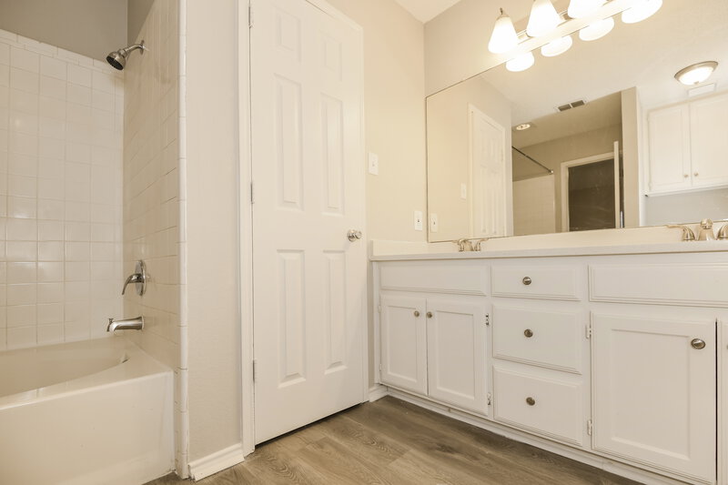 1,695/Mo, 5708 Shady Springs Trl Fort Worth, TX 76179 Main Bathroom View