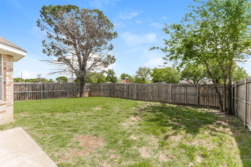 2,390/Mo, 532 Saddle Head Dr Desoto, TX 75115 Backyard View