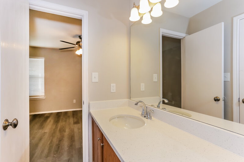 1,815/Mo, 825 Cruise St Denton, TX 76207 Main Bathroom View 2