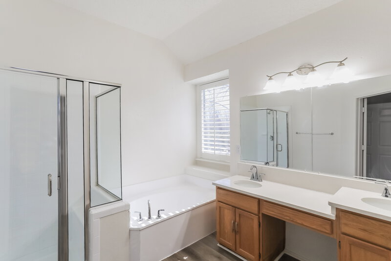 2,250/Mo, 2617 Crystal Falls Dr Mesquite, TX 75181 Main Bathroom View