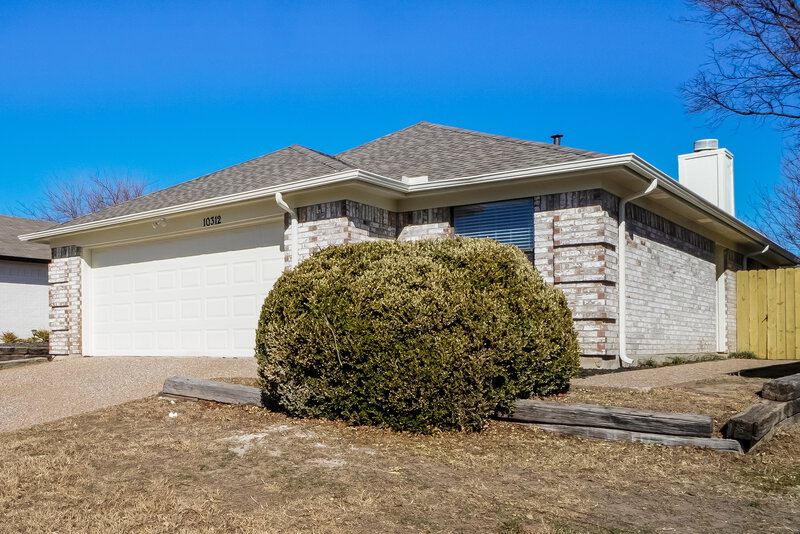 1,970/Mo, 10312 Lone Pine Ln Fort Worth, TX 76108 Front View