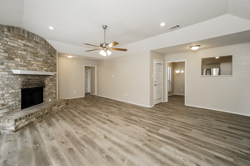 1,970/Mo, 10312 Lone Pine Ln Fort Worth, TX 76108 Living Room View 2