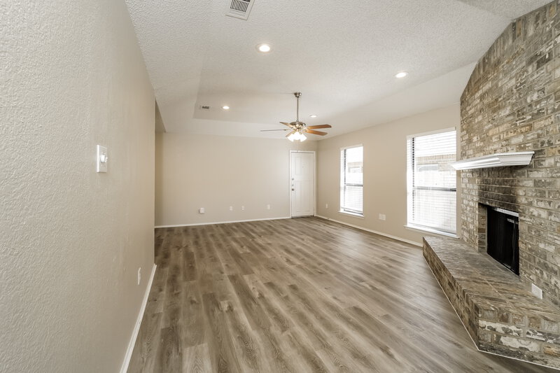 1,970/Mo, 10312 Lone Pine Ln Fort Worth, TX 76108 Living Room View 3