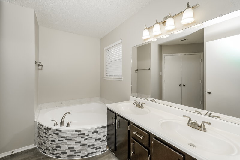1,970/Mo, 10312 Lone Pine Ln Fort Worth, TX 76108 Main Bathroom View