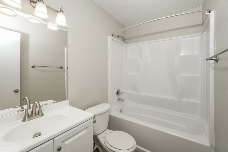 1,970/Mo, 10312 Lone Pine Ln Fort Worth, TX 76108 Bathroom View