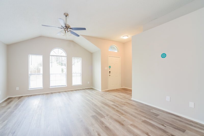 2,310/Mo, 6704 Clear Creek Dr Arlington, TX 76001 Living Room View