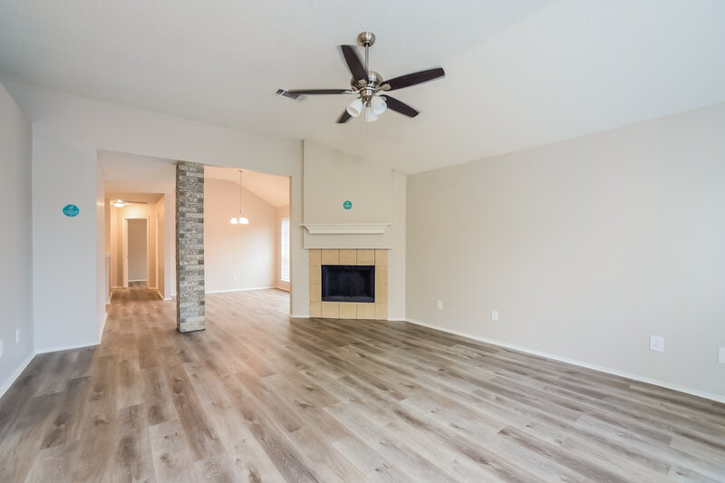 2,310/Mo, 6704 Clear Creek Dr Arlington, TX 76001 Living Room View 2