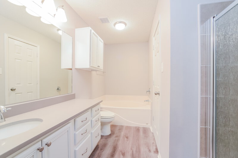 2,310/Mo, 6704 Clear Creek Dr Arlington, TX 76001 Main Bathroom View