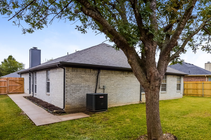 2,310/Mo, 6704 Clear Creek Dr Arlington, TX 76001 Rear View