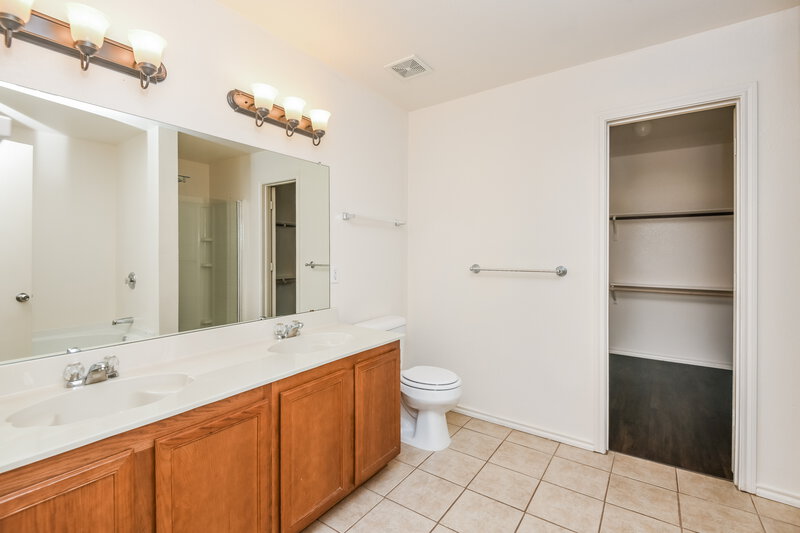 1,970/Mo, 740 Riverflat Dr Fort Worth, TX 76179 Main Bathroom View