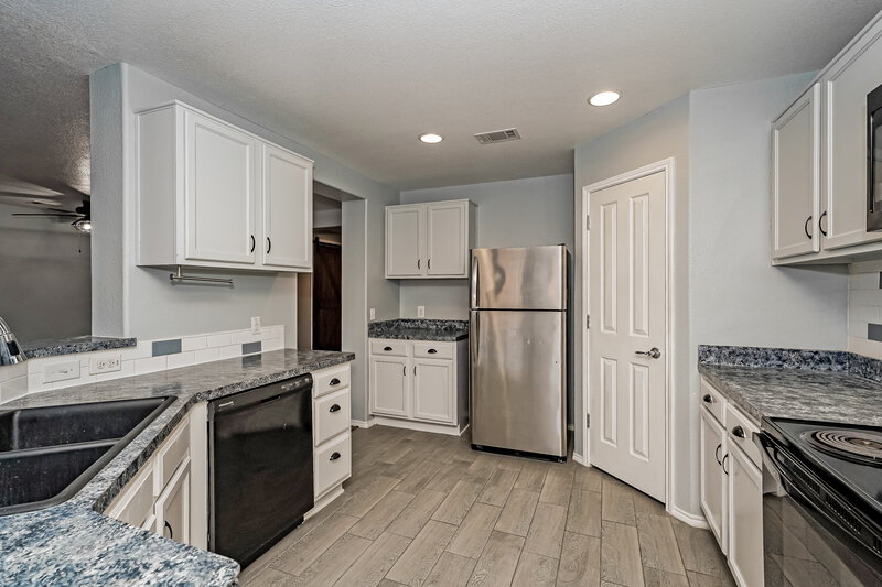 2,120/Mo, 4509 Sheldon Trl Fort Worth, TX 76244 Kitchen View 2