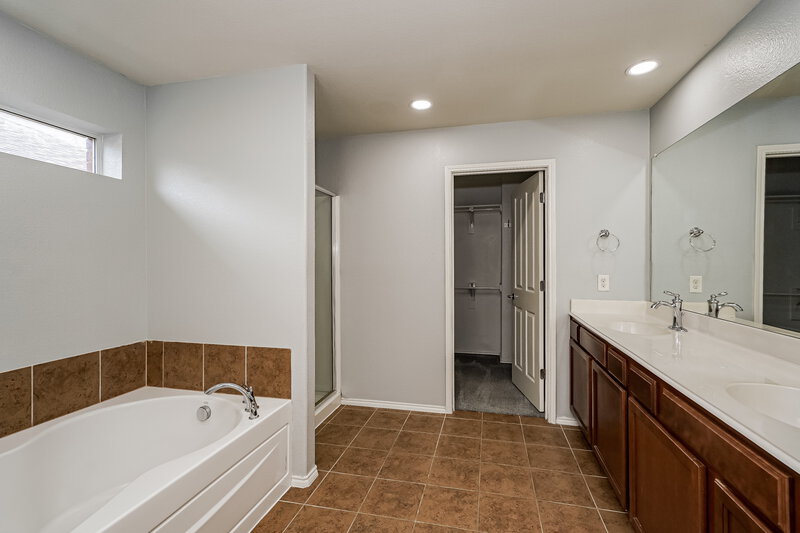 2,120/Mo, 4509 Sheldon Trl Fort Worth, TX 76244 Main Bathroom View