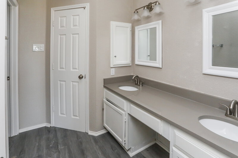 2,095/Mo, 1329 Planters Rd Mesquite, TX 75149 Main Bathroom View