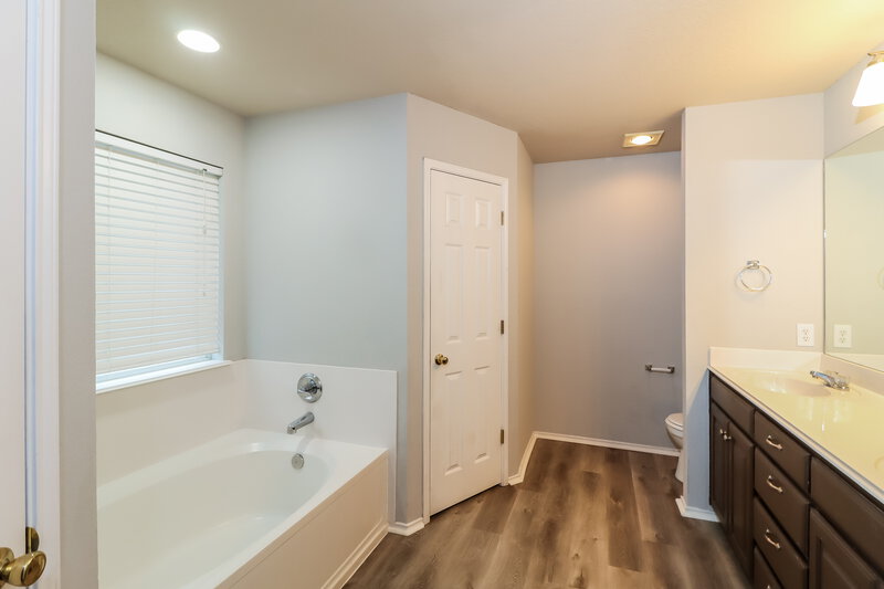 2,195/Mo, 950 Winepress Rd Burleson, TX 76028 Main Bathroom View