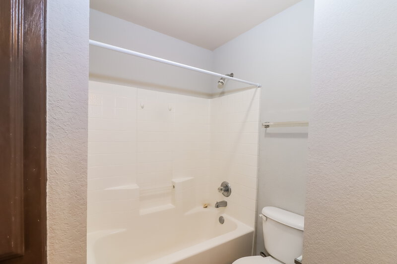 2,195/Mo, 950 Winepress Rd Burleson, TX 76028 Bathroom View